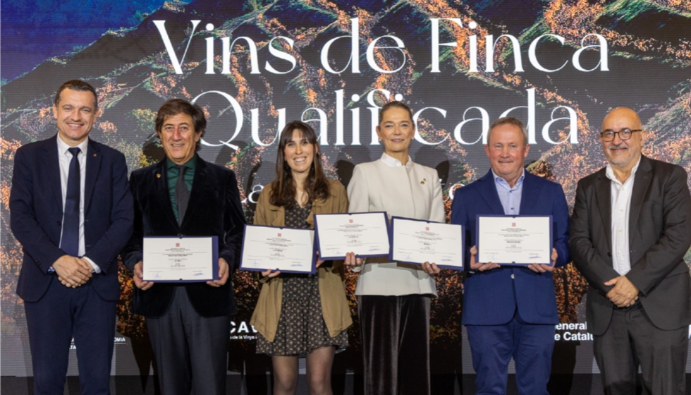 El conseller de Agricultura, �scar Ordeig, y el director general del Incavi, Joan Gen�, junto a los representantes de las bodegas distinguidas...