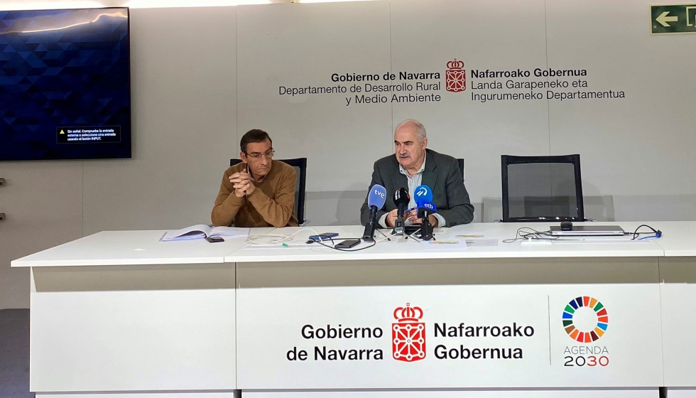 Comparecencia de Jos� Mari Aierdi (derecha), consejero de Desarrollo Rural y Medio Ambiente del Gobierno de Navarra...