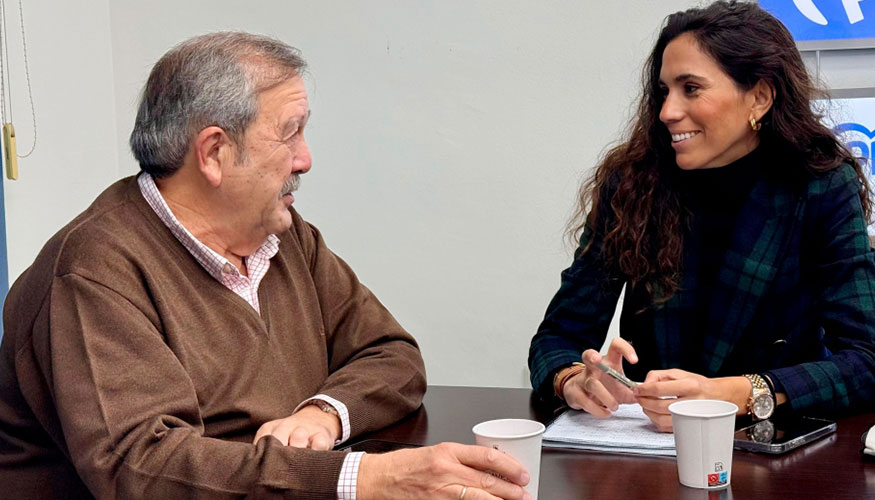 Reuni�n entre Jos� Mar�a de Torres, presidente del Colegio de Veterinarios de C�rdoba, y Lorena Guerra...