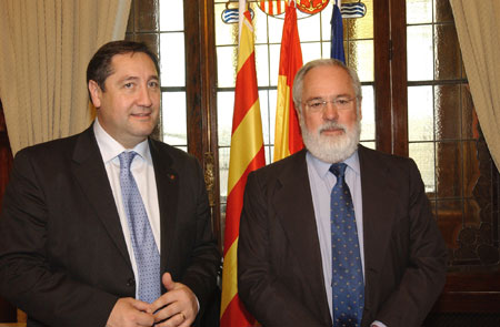 A la izquierda, el conseller Josep Maria Pelegr, junto al ministro Arias Caete, en un encuentro reciente. Foto: Magrama.es...