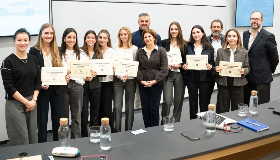 Representantes de BYD junto a las integrantes del equipo ganador del International Lab Challenge