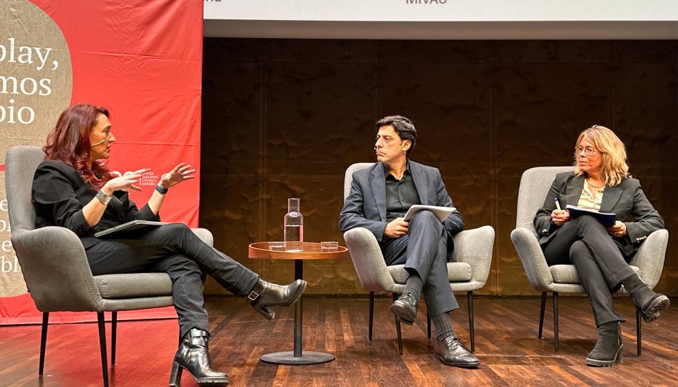 Javier Mart�n, director general de Vivienda y Suelo del Ministerio de Vivienda y Agenda Urbana (centro) y Myriam Pe�n...