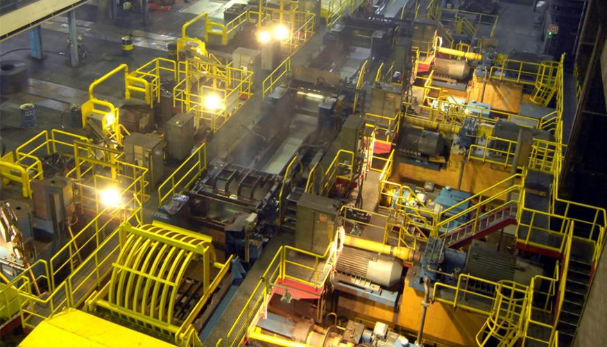 Vista general de la zona del bobinador descendente del laminador en caliente n.� 1 de thyssenkrupp Steel Europe en Duisburgo...