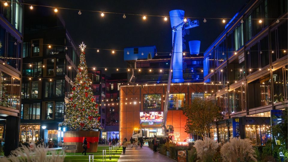 Plataforma Multitel MJ 375 a trabalhar num centro comercial de Vars�via para a decora��o natal�cia