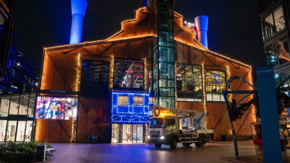 A decora��o natal�cia neste centro comercial de Vars�via � mais um caso de sucesso do MJ 375 da Smielak