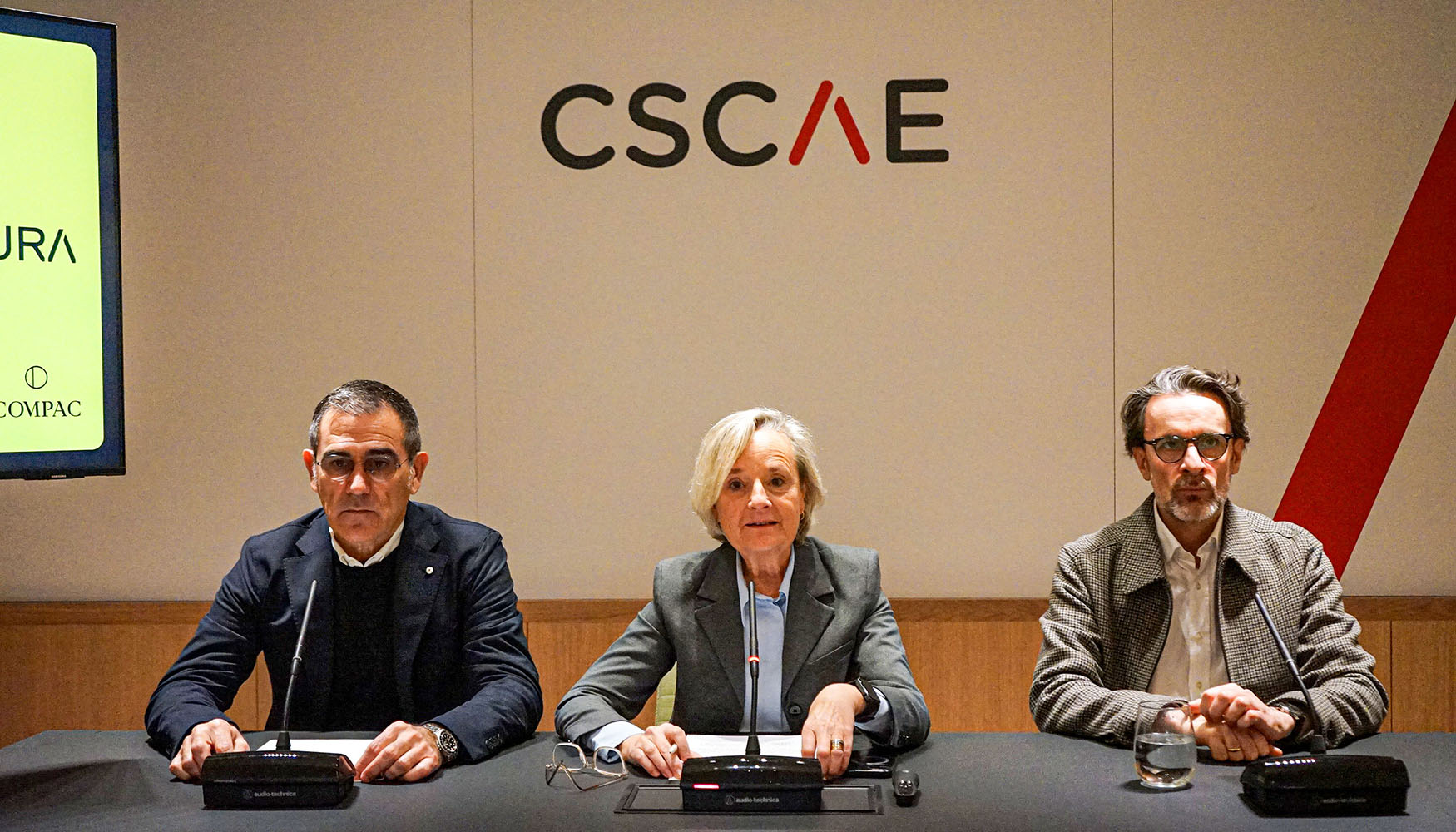 La presidenta del CSCAE, Marta Vall-llossera, flanqueada, a su derecha, por el CEO de Compac, Paco Sanch�s...
