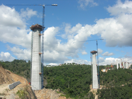 Los pilares 18 y 19, los ms altos de toda la obra, estn siendo construidos por dos gras torre Flat-Top 21 LC 400