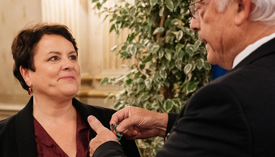 Anne Marie Qu�m�ner, comisaria general de la feria Space, recibe la insignia de Oficial de la Orden del M�rito Agr�cola de Francia...