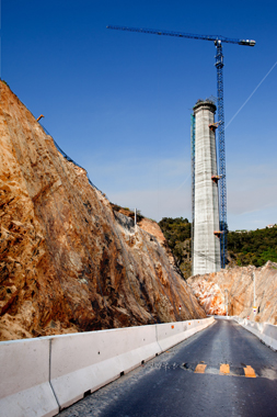 Cada gra cuenta con cuatro arriostramientos al pilar del puente: a 50, a 81, a 113 y a 156 m de altura