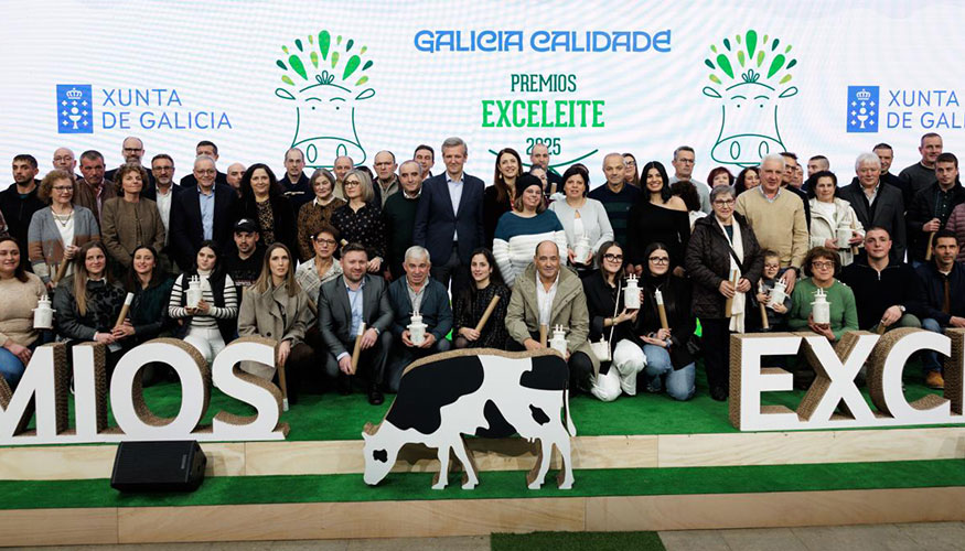 Foto de familia de la entrega de los IX Premios Exceleite en Santiago