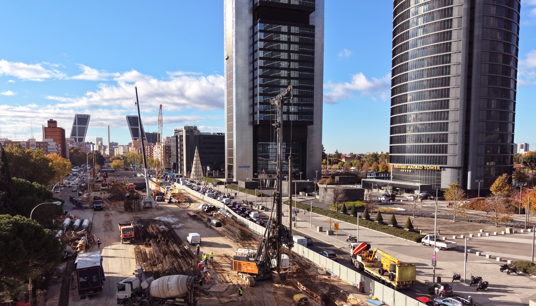 Las pilotadoras de rotaci�n Liebherr LB 25 y LB 28 de Pilotes S�nchez est�n realizando muros pantalla mediante pilotes de 650, 850 y 1...