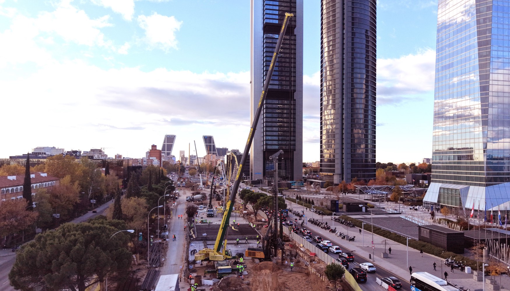 La gr�a m�vil Liebherr LTM 1230-5.1 de Gr�as Aguilar est� realizando el montaje de ferralla en las losas del soterramiento del Paseo de la Castellana...