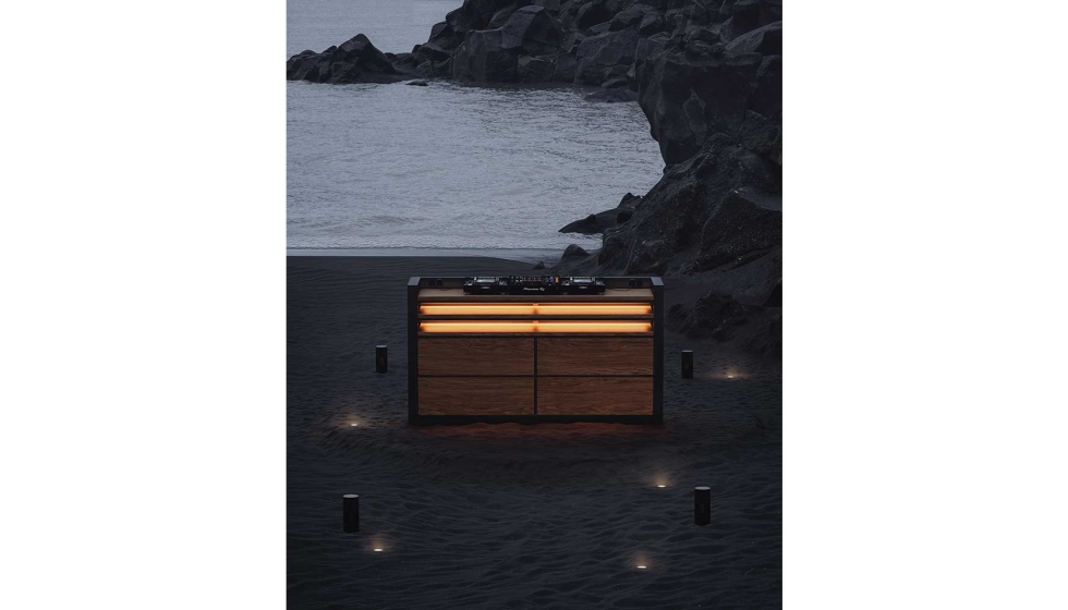 La cabina DJ tiene como estructura principal aluminio termolacado, disponible en la paleta de colores de la marca...