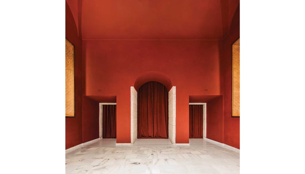 El vest�bulo de entrada dialoga con la sala