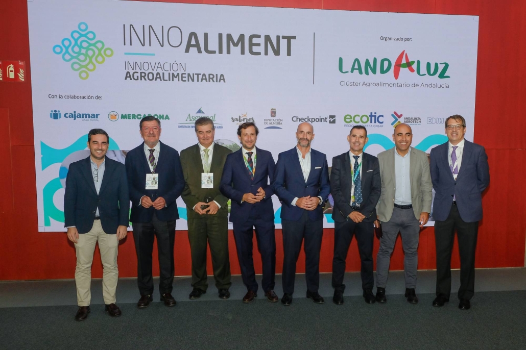 Foto de familia durante la inauguraci�n de Innoaliment, evento celebrado en la sede de Cajamar, en el PITA (Almer�a)