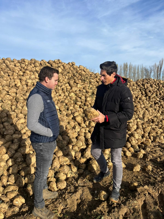 F�lix Valent�n, socio de ACOR, conversa con �scar Olivar sobre el cultivo de remolacha