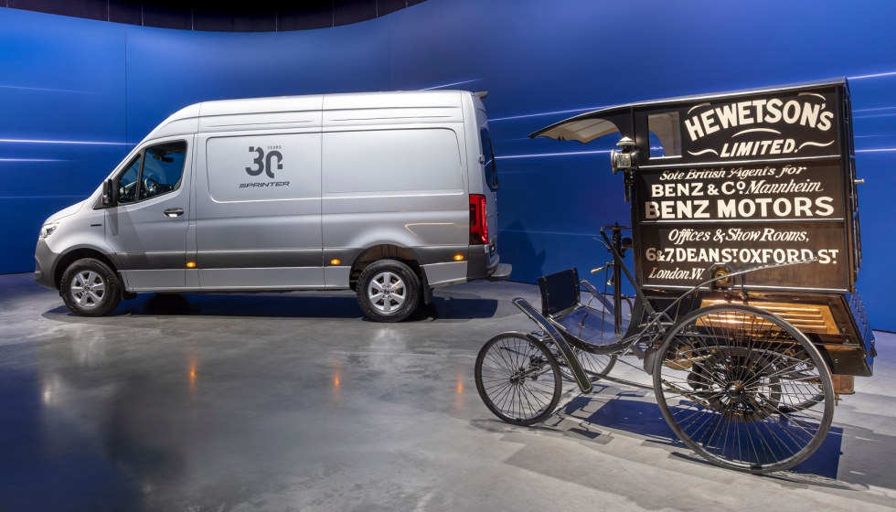 Mercedes-Benz Sprinter y el veh�culo de reparto m�s antiguo del mundo a su lado