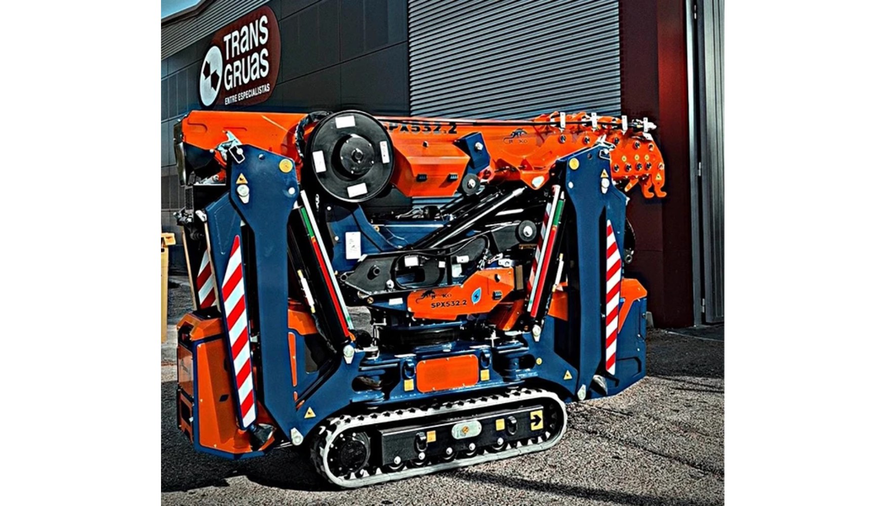 La minigr�a cuenta con orugas extensibles con marcado m�nimo en suelos