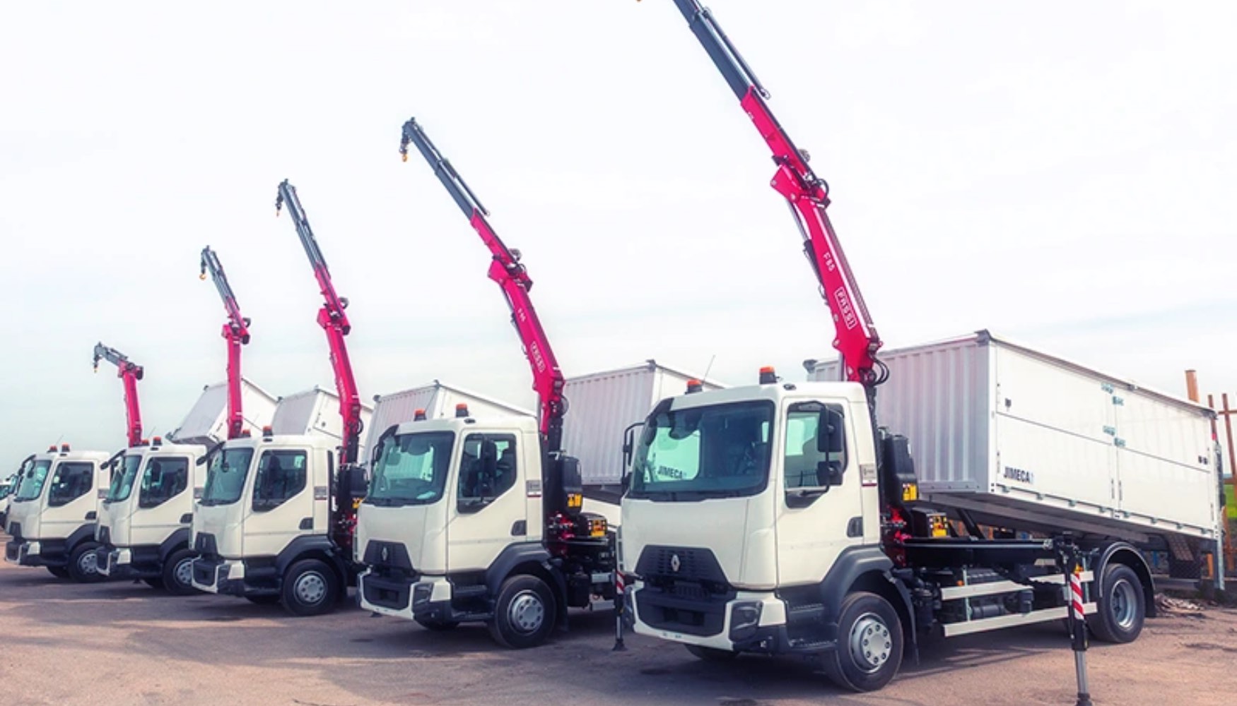 Los cinco camiones Renault D equipados con cajas basculantes y gr�as hidr�ulicas articuladas Fassi F85