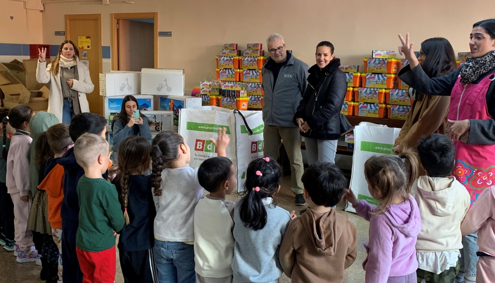 Entrega de juguetes al Colegio Nuestra Se�ora de los Desamparados de Nazaret