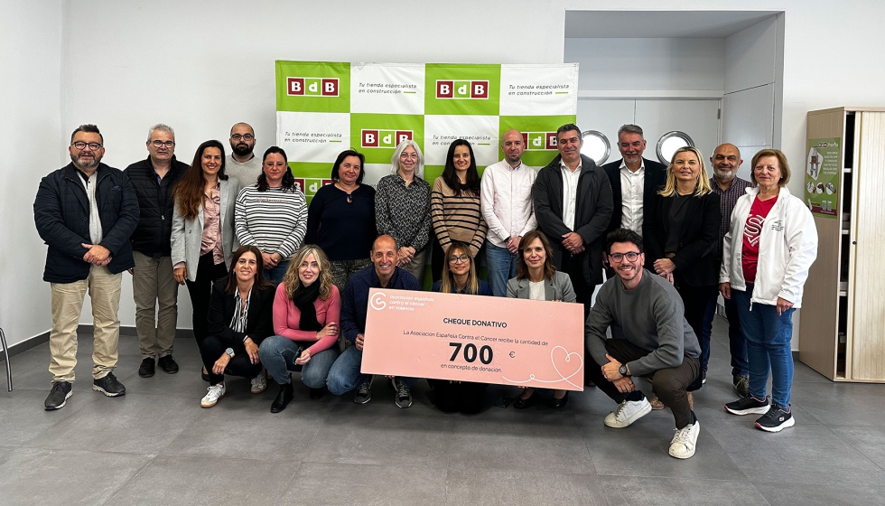 Donativo del cheque a la AECC