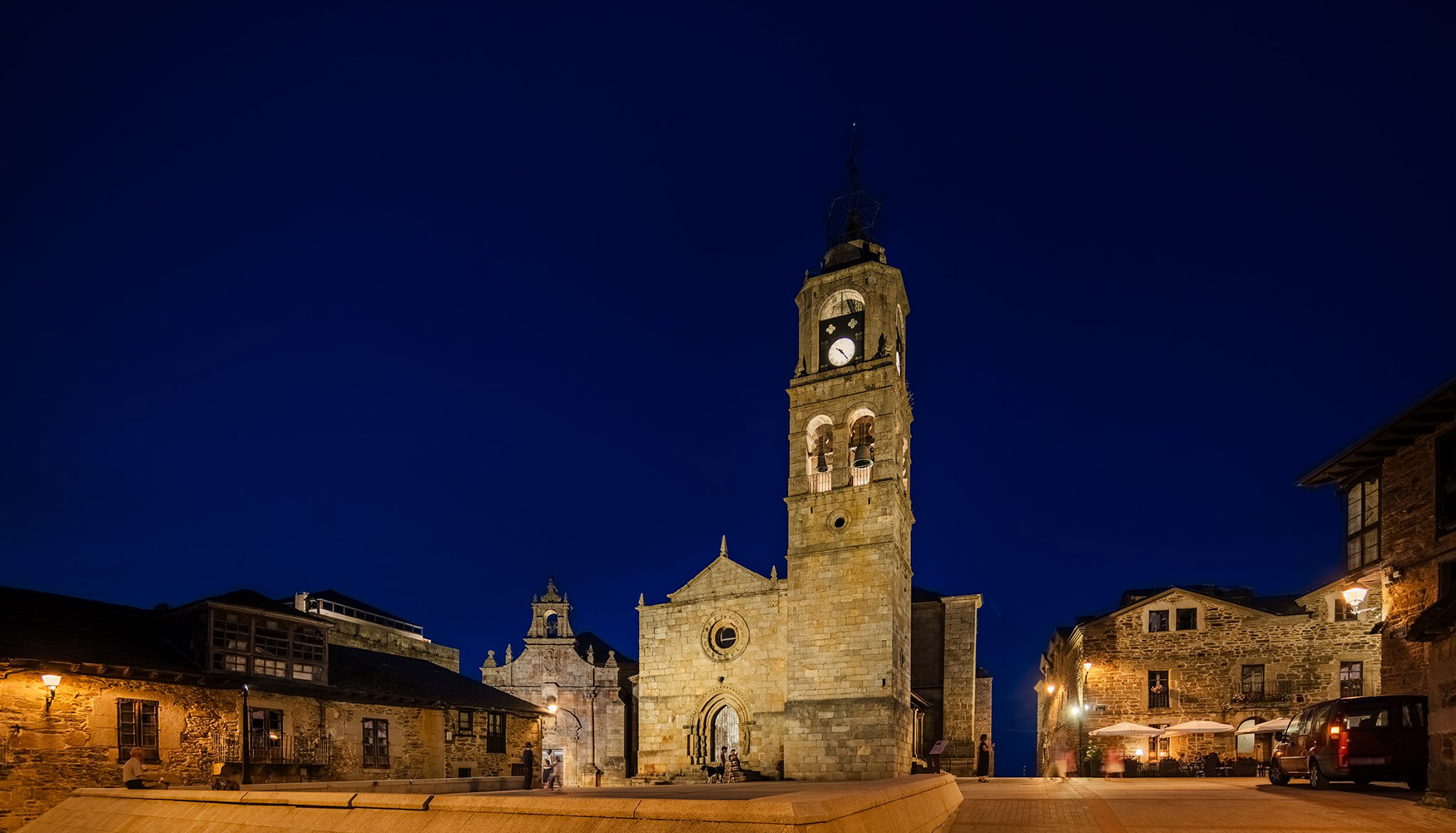 Luminarias Villa XLA con Difusor Confort instaladas en el centro de Puebla de Sanabria