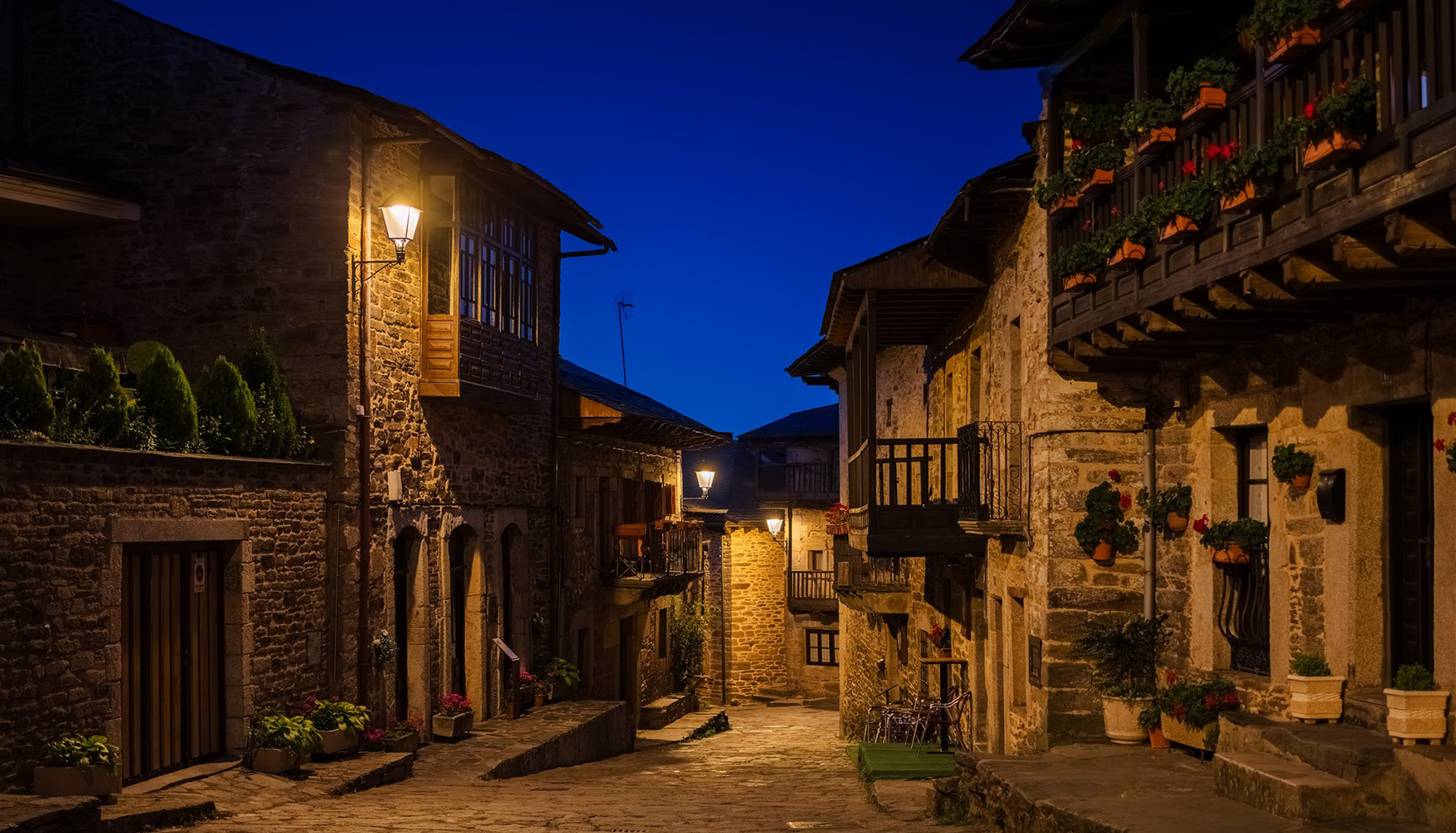 El casco hist�rico de Puebla de Sanabria, iluminado con luminarias Villa XLA 2200 K, integradas en su ambiente tradicional...