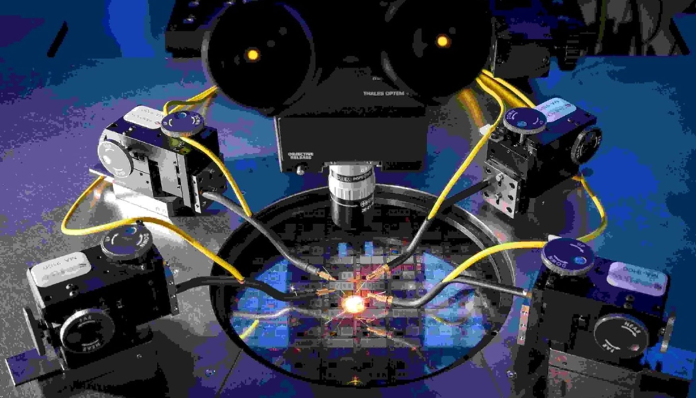 Prueba de laboratorio: investigadores de Fraunhofer miden estructuras de prueba en una oblea semiconductora...