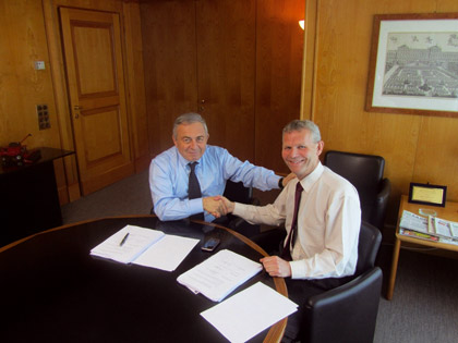 Momento de la firma del acuerdo entre CNH y Orkel