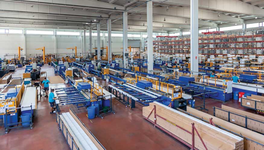 Vista de la nave de perfiladoras de Persitronik, la nueva delegaci�n de Gim�nez Ganga y la marca Saxun en Asturias