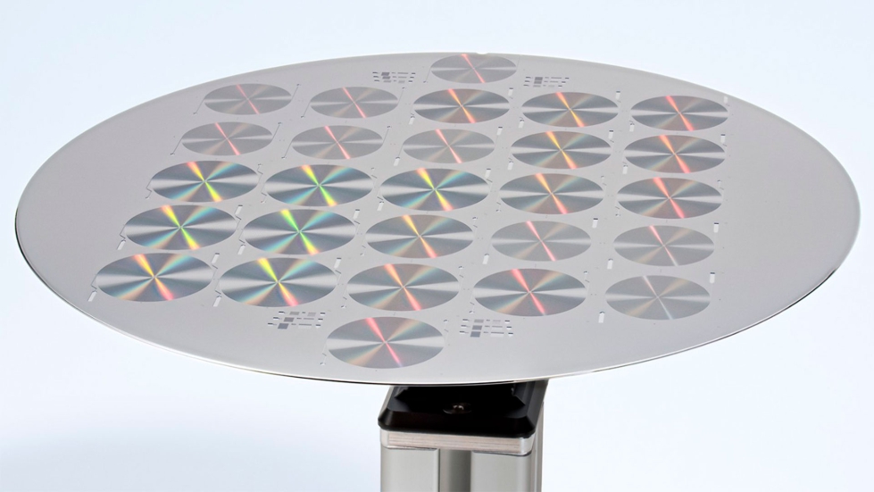 Columnas de microcromatograf�a de gases (columnas �GC) grabadas en una oblea de silicio de 200 mm...