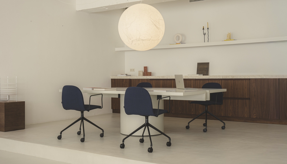 Mesa operativa modular dise�ada para entornos de trabajo contempor�neos y serenos