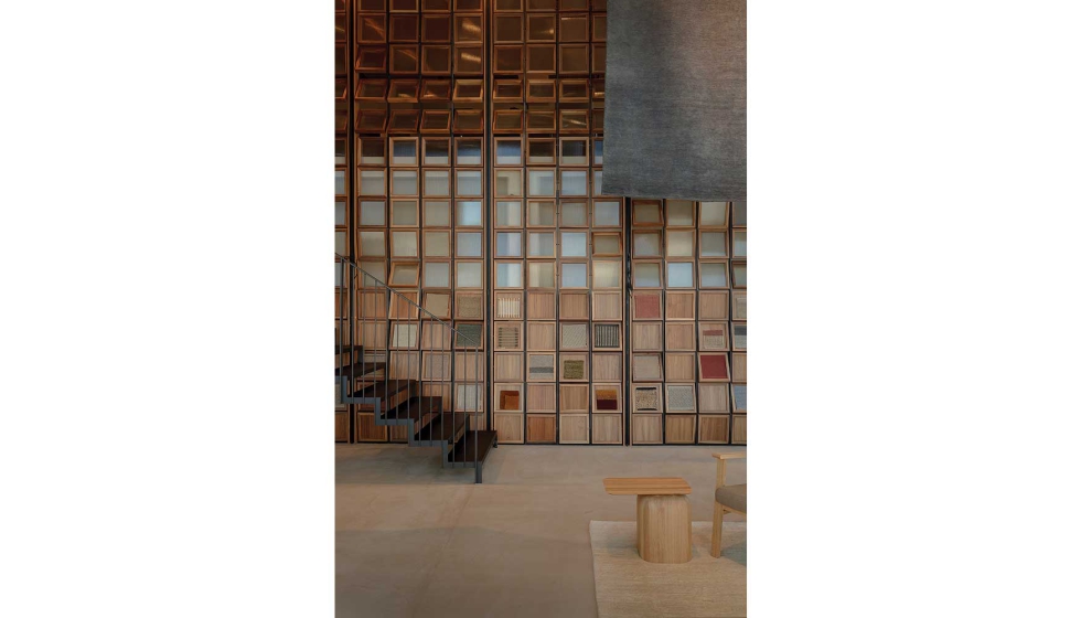 Celos�a de nogal y cristal estriado