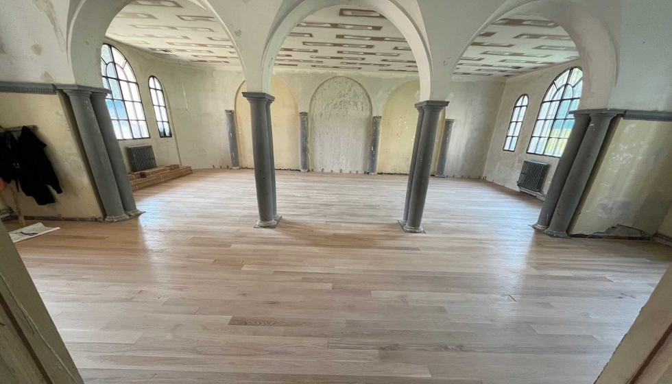 Algunas salas requirieron nuevas tarimas, como esta de roble americano