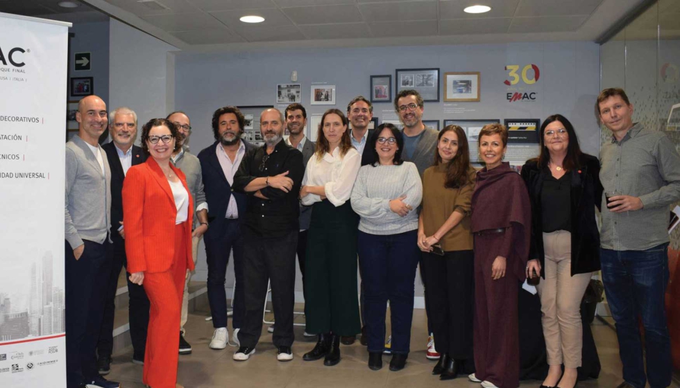 Foto de familia de representantes del Foro de Marcas Renombradas en su visita a Emac Grupo