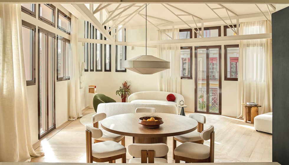 En el sal�n, situado bajo la c�pula que corona el edificio, se configura la zona social de la vivienda...