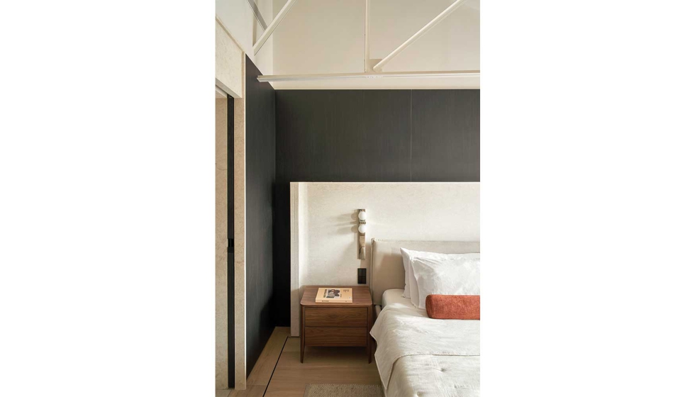 El acceso se realiza a trav�s del vestidor, donde un armario exento facilita una circulaci�n continua y libre de obst�culos...