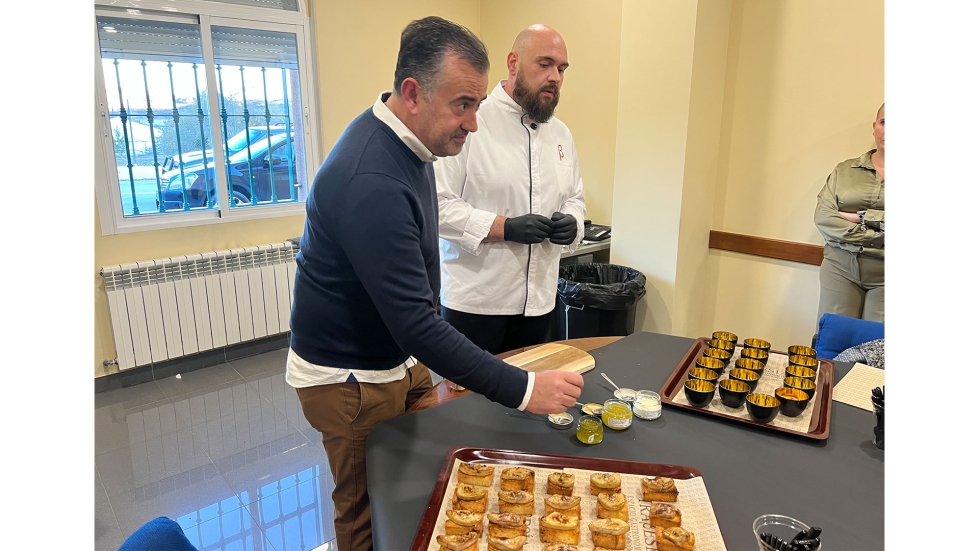 El chef Francisco Mar�n �Patxi� del restaurante �Traβes�a elabor� el maridaje de distintos productos con base de aceite...