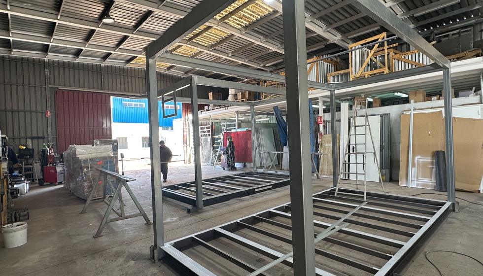 Uma das naves da Zarca dedicada � constru��o de m�dulos pr�-fabricados para habita��o e instala��es tempor�rias