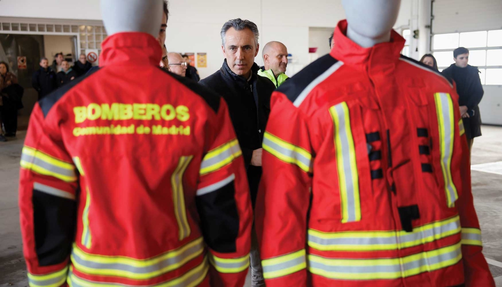 El Ejecutivo auton�mico ha invertido 3,2 millones en la adquisici�n de 1.800 equipos compuestos de chaquet�n y cubrepantal�n...