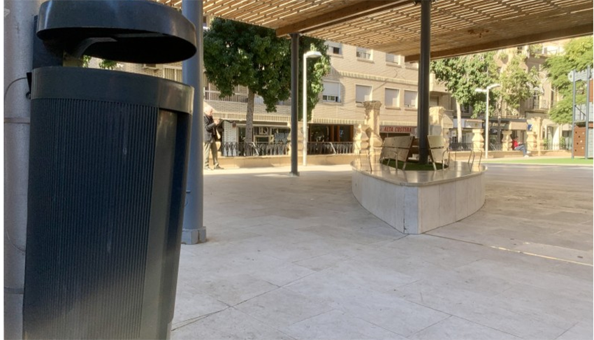Imagen de una papelera instalada en la plaza de San Pedro de Almer�a