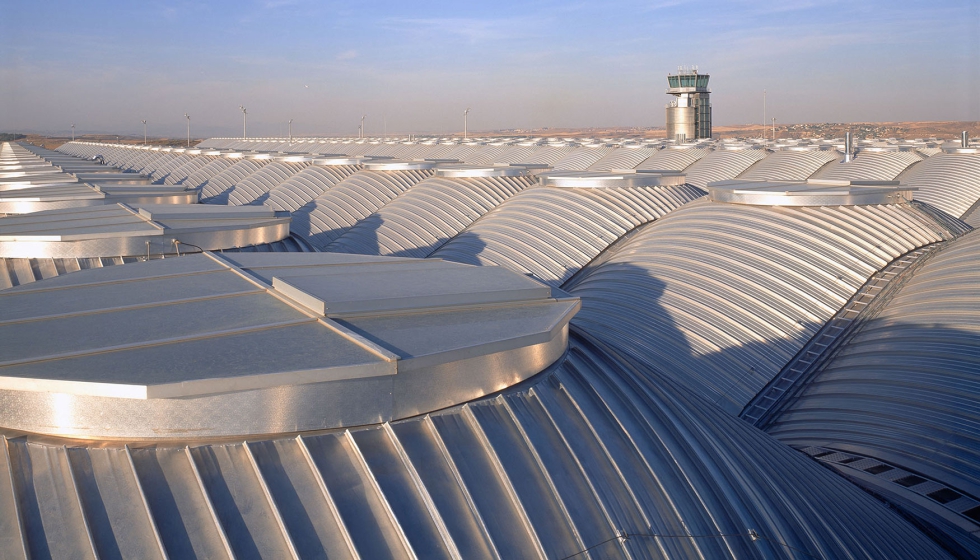 El aeropuerto de Barajas en Madrid es uno de los proyectos m�s grandes de Kalzip, con una superficie de cubierta de 235 000 m� (Fotos: Roland Halbe)...