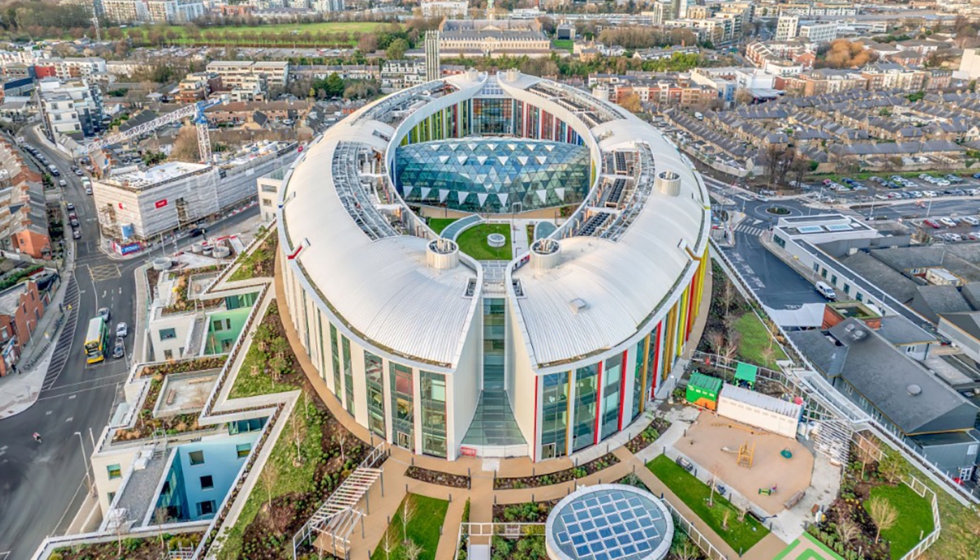 El Hospital Infantil de Dubl�n, con su distintiva superficie de cubierta con chapas perfiladas Kalzip curvadas. (Fotos: Michael Conlon)...
