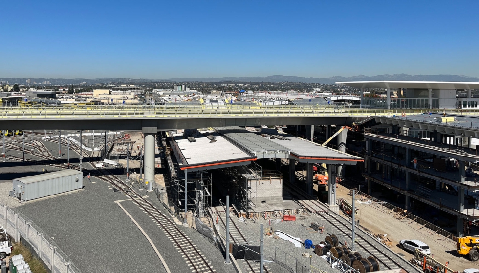 El LAX Metro Connector de Los �ngeles, con techo de acero inoxidable Kalzip. (Fotos: Eberhard/Kalzip)