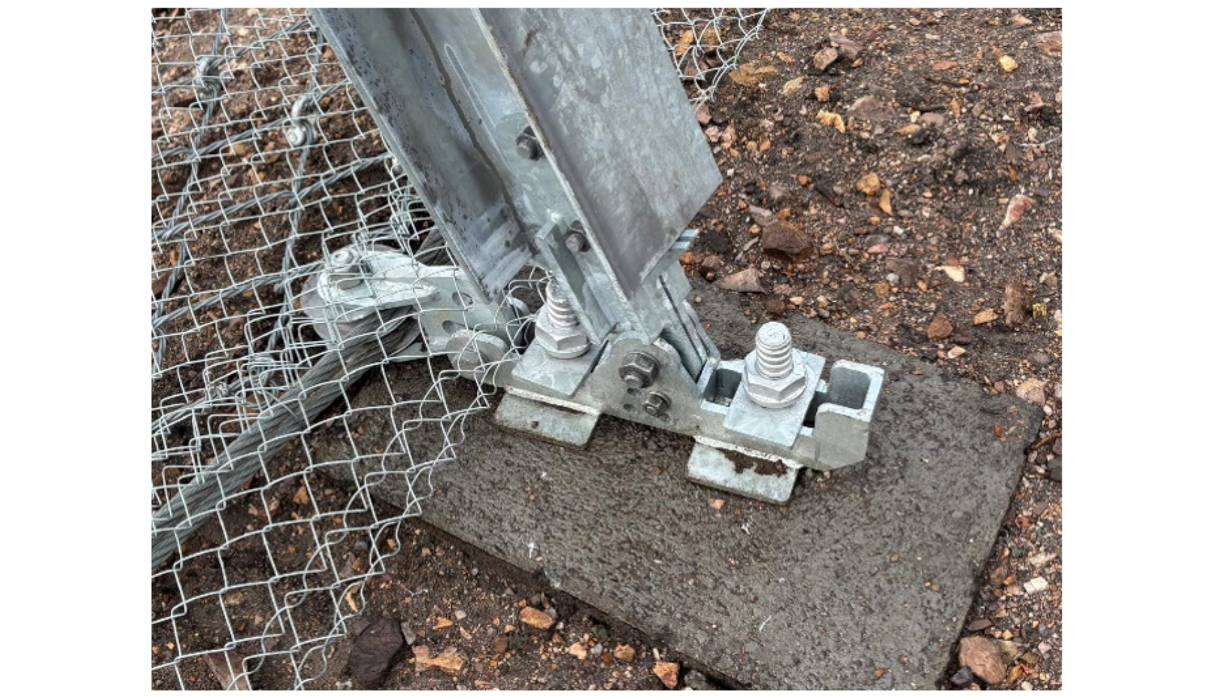 Fig. 16. Detalle del pie (4 azul) y la placa base de una barrera GBE-500A