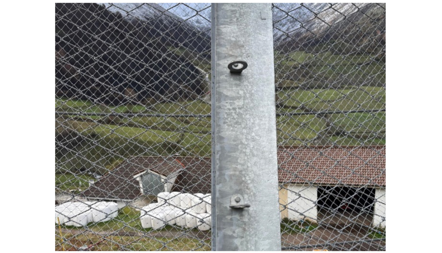 Fig. 17. Detalle de los puntos de anclaje homologados en el trasd�s del poste de la barrera GBE-5000A