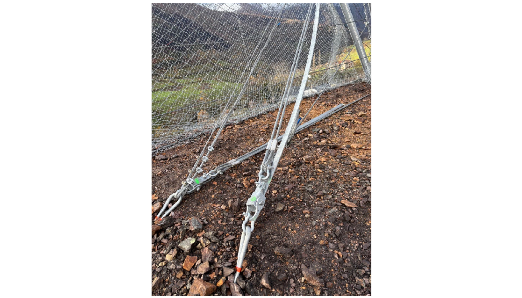 Fig. 18 Detalle anclajes y frenos en U de una barrera GBE-5000A en la zona de solape