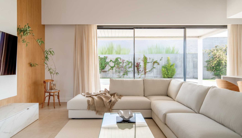 La intervenci�n parti� de una casa de obra nueva que no respond�a completamente a las necesidades de sus nuevos propietarios...