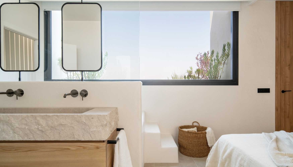 La suite principal est� dise�ada en tonos madera y blanco con detalles en negro...