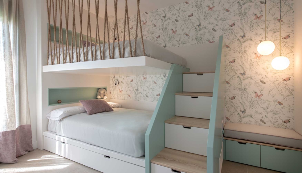 La soluci�n incorpora almacenamiento oculto, cajones en los pelda�os, un banco posterior para libros y juguetes...